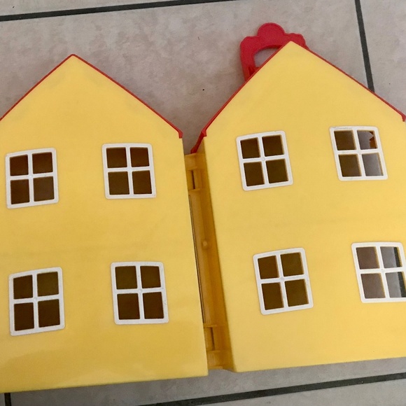 Peppa Pig’s Deluxe House Play Set with Peppa, Suzy, George, and Furniture - Picture 5 of 6